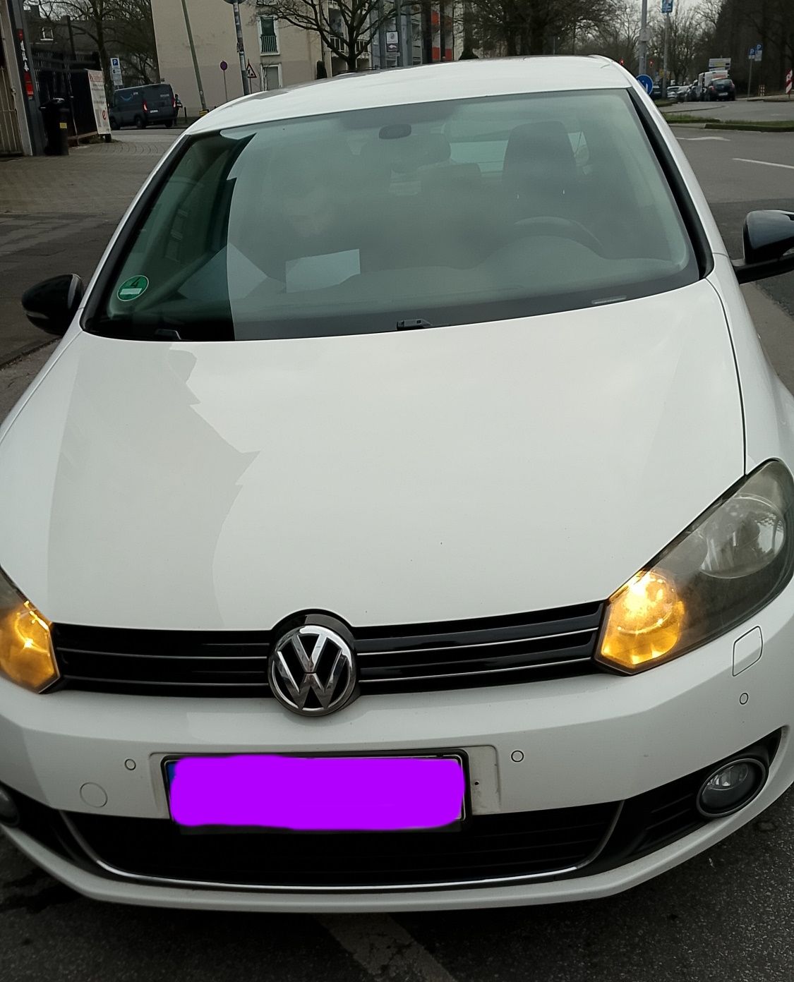 Golf 6 Baujahr 2011 Weiß Frontansicht Scheinwerfer Kennzeichen