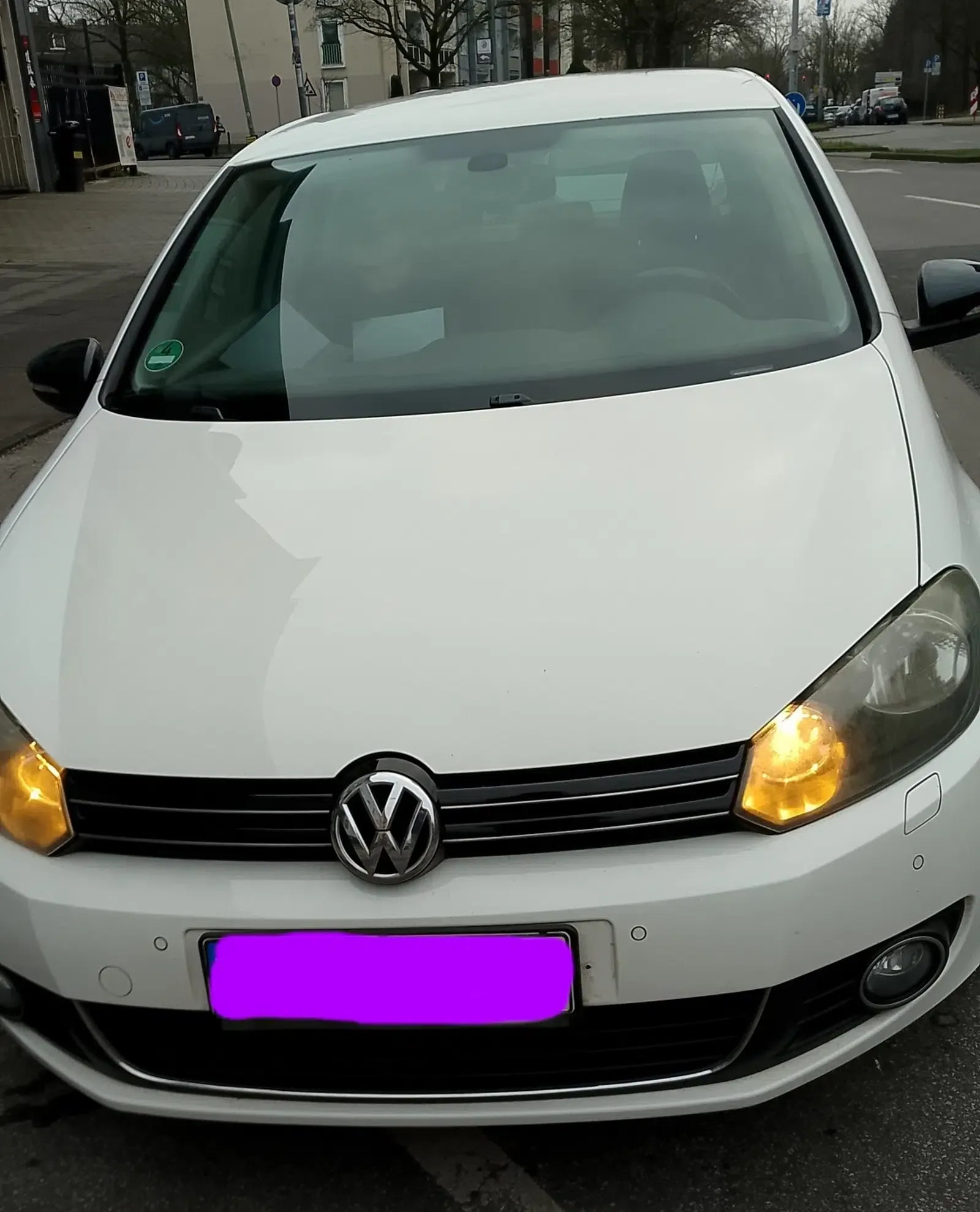 Golf 6 Baujahr 2011 Weiß Frontansicht Scheinwerfer Kennzeichen