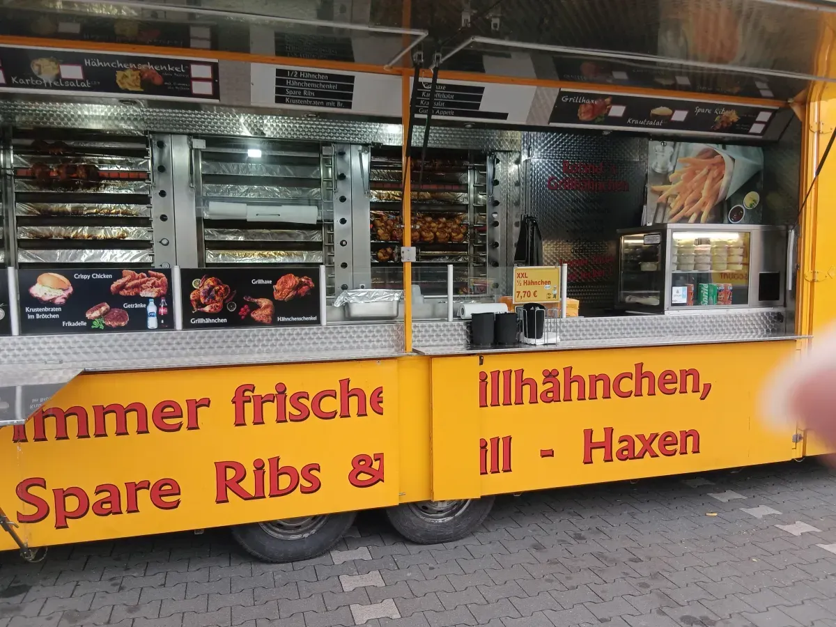 Grillhähnchenwagen vor dem Netto Markt.