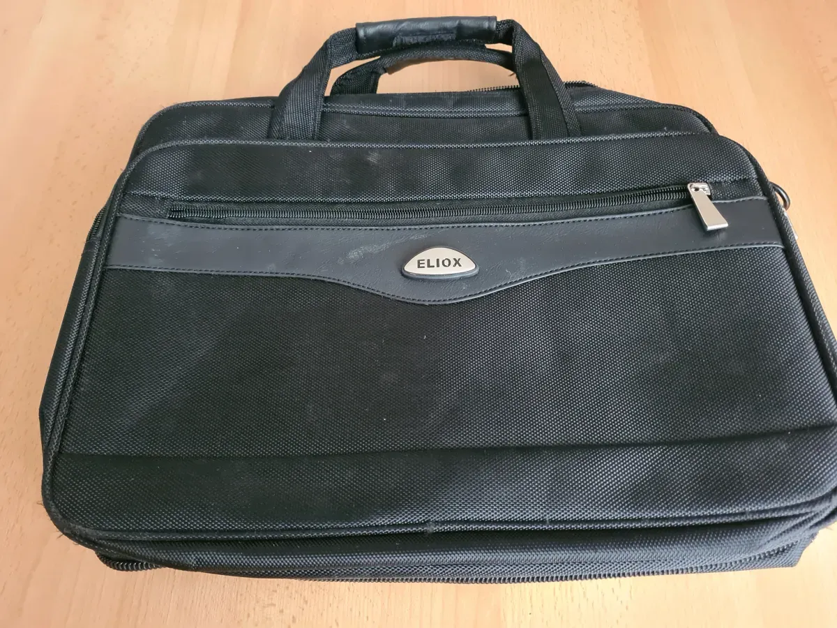 Schwarzes Große Aktentasche bzw. Notebook-Tasche für unterwegs