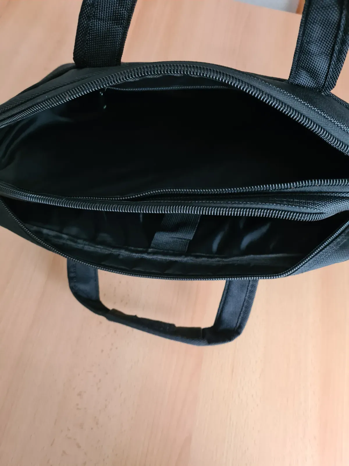 Schwarzes Große Aktentasche bzw. Notebook-Tasche für unterwegs Fächertaschen. 