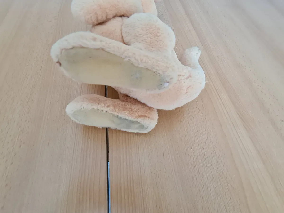 Farbe Hell Orange Sprechende Känguru-Puppe - Füße liegend.