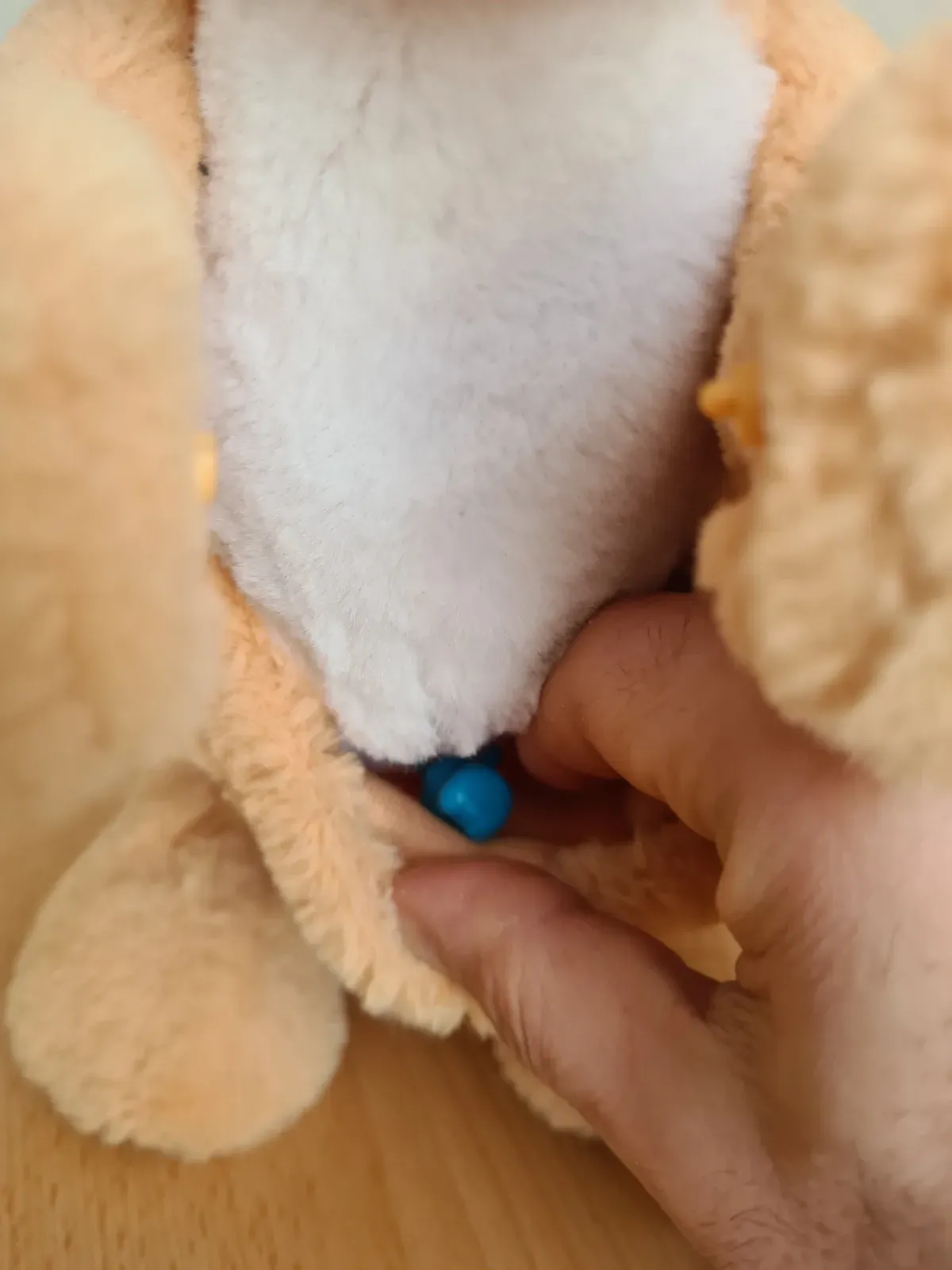 Farbe Hell Orange Sprechende Känguru-Puppe - Baby in der Bauchtasche.