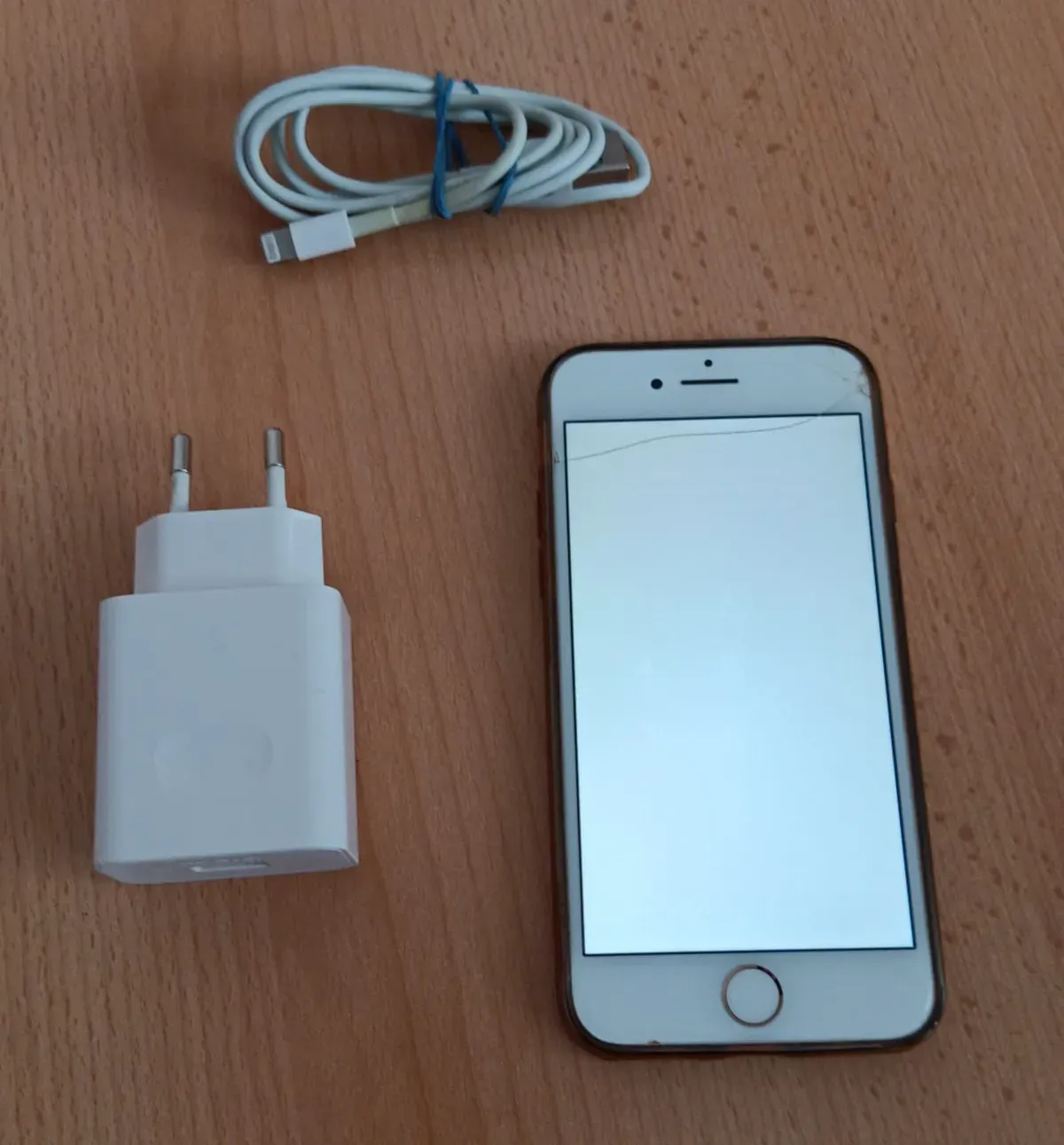 Smartphone IPhone 8 liegt am Tisch Handy Startet 