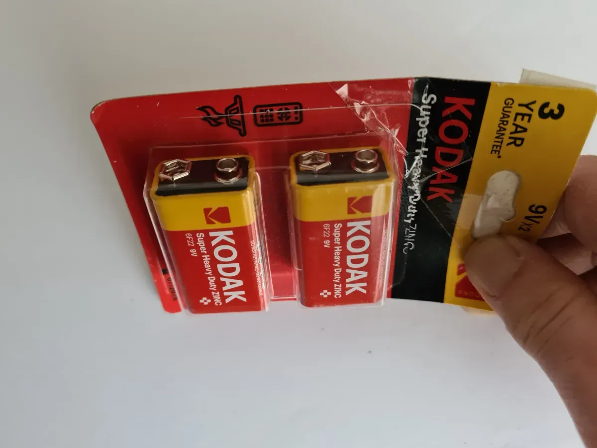 Nicht gebrauchte 2 x 9V Batterien Typ: 6F22 / 9V. 2x in Rot/Gelb zeigt die Anschlüsse Köpfe an.