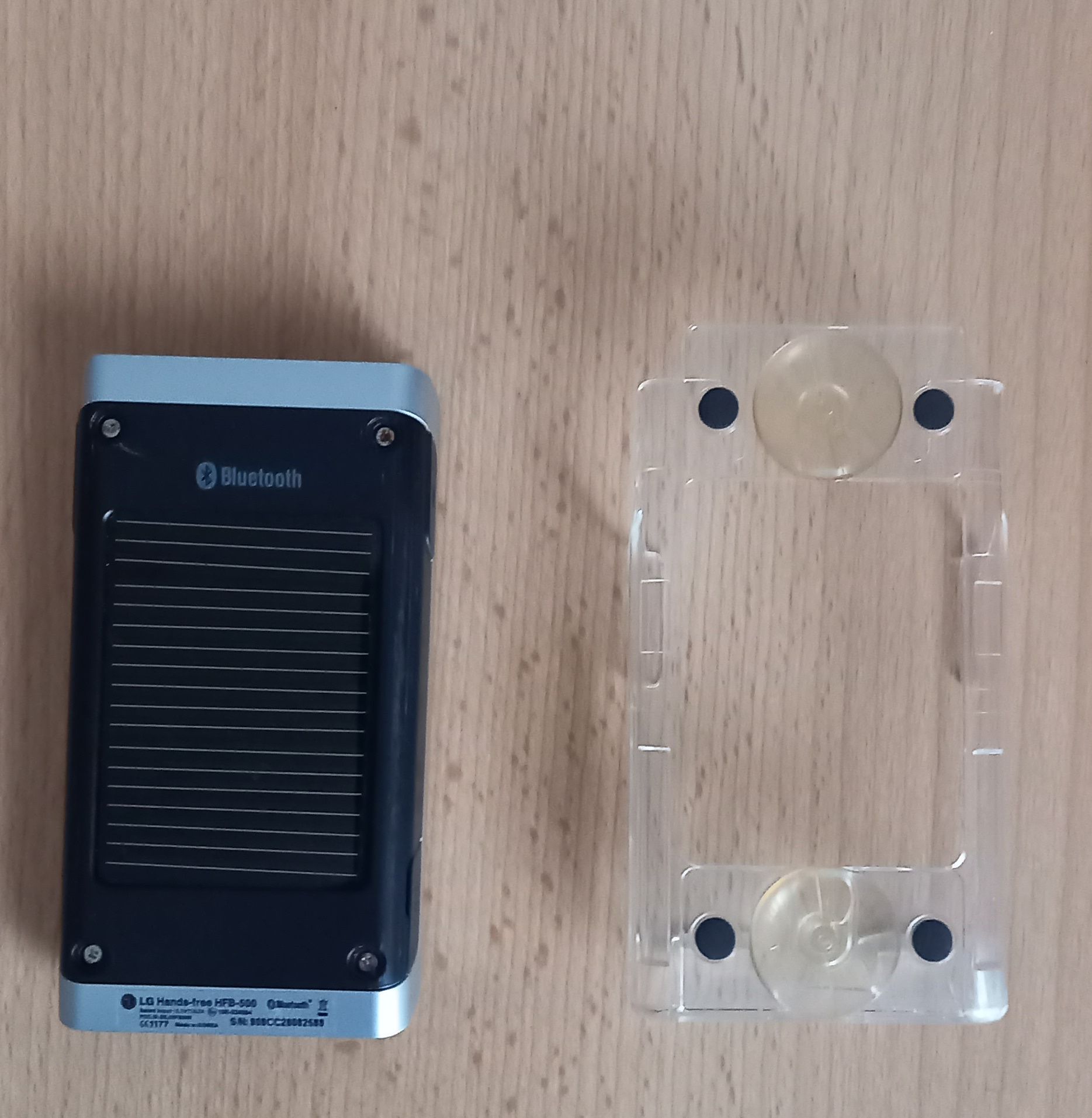 LG HFB-500 Bluetooth-Freisprecheinrichtung fürs Auto-Halterung