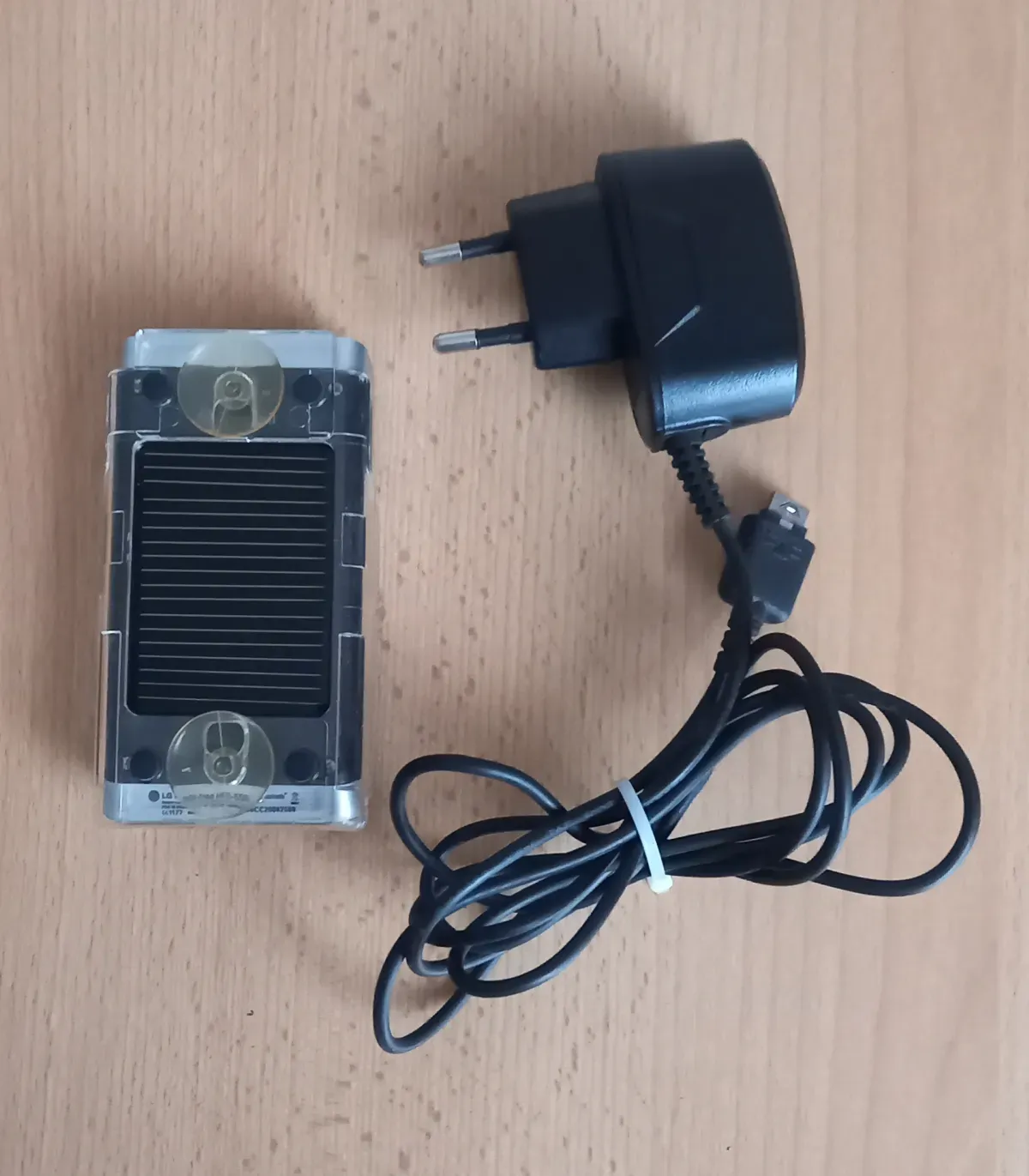 LG HFB‑500 Freisprecheinrichtung mit Solarpanels in Saughalterung (schwarz/silber)