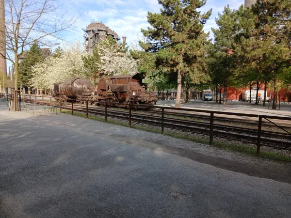 Weg neben Gleisen im Landschaftspark