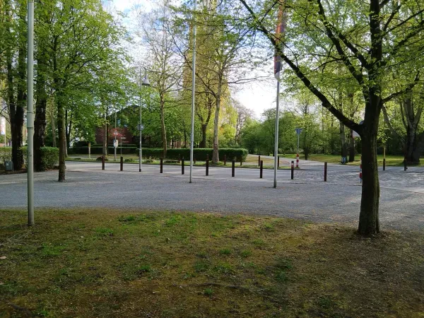 Offener Platz mit Pollern im Landschaftspark