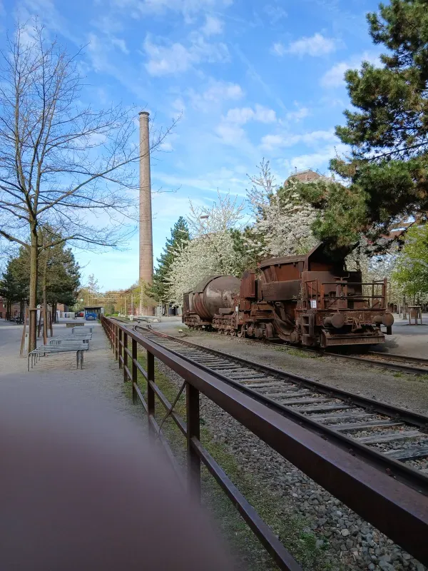 Gleise und Turm im Landschaftspark