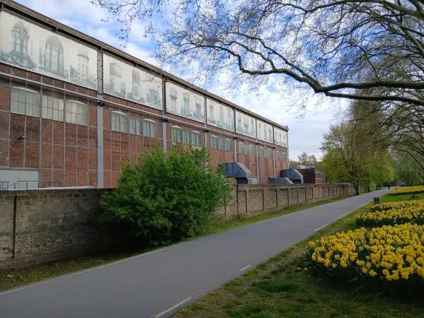 Gebäude entlang eines Weges im Landschaftspark
