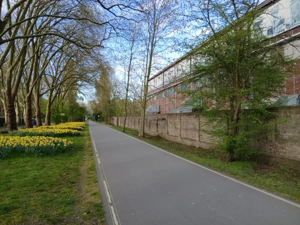 Weg entlang eines Gebäudes im Landschaftspark