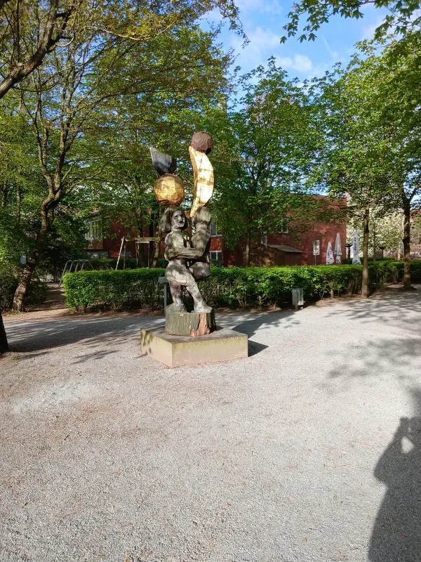 Statue auf einem Platz im Landschaftspark