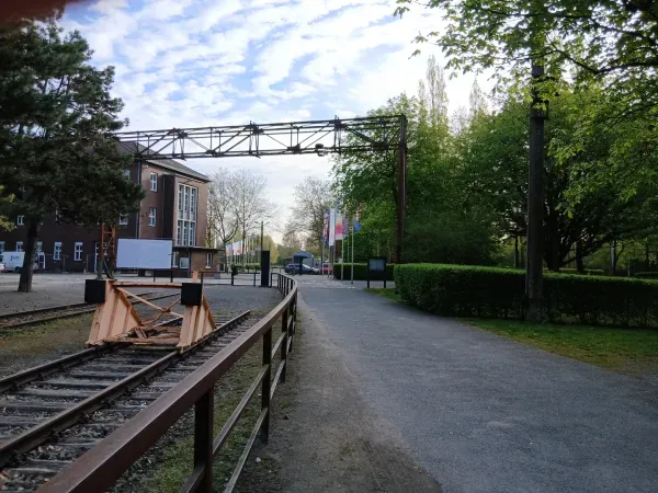 Fußweg mit alten Gleisen im Landschaftspark