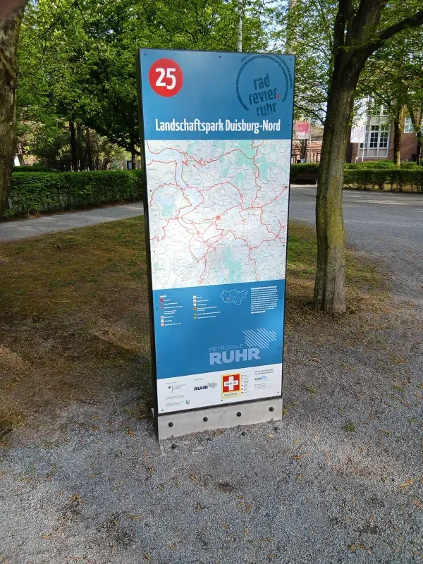 Informationstafel im Park.