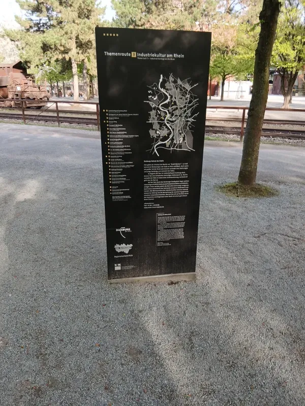 Infoschild mit Text im Landschaftspark