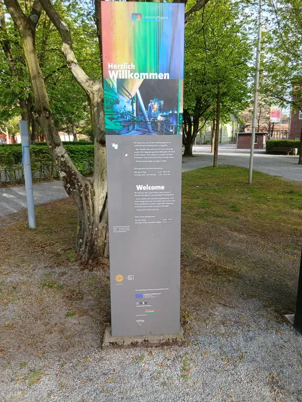Moderne Infotafel im Landschaftspark