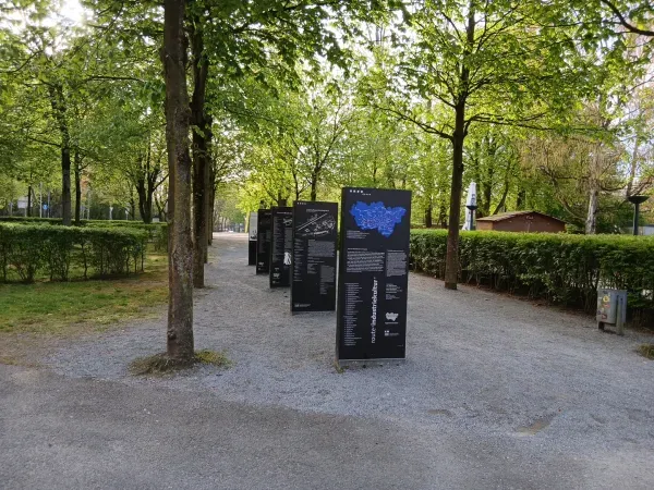 Weg mit mehreren Infotafeln im Landschaftspark
