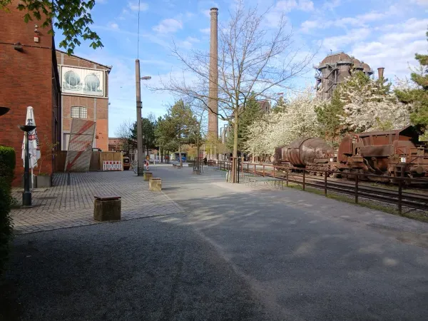 Offener Platz mit Gebäuden im Landschaftspark