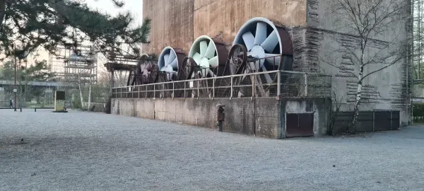 Große Ventilatoren an einer Industrieanlage im Landschaftspark