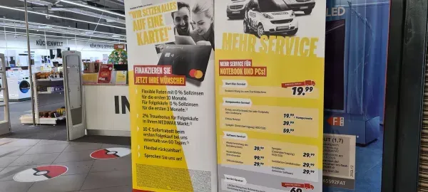 Werbetafel im Medimax Servicebereich.