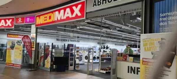 Eingang von Medimax Oberhausen.