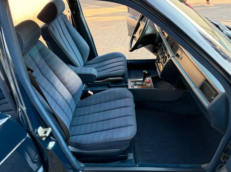 Mercedes Benz 190 2.6-Baujahr 1991-Blau-Beifarerseite-Sitze-Stoff