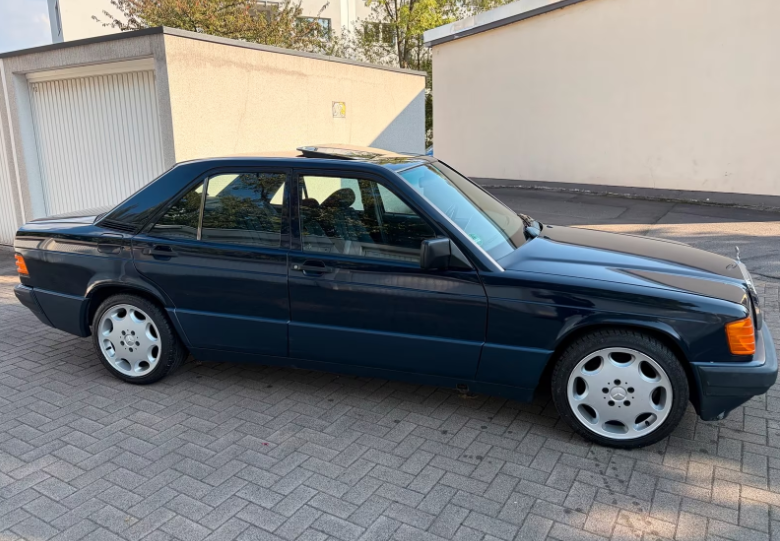 Mercedes Benz 190 2.6-Baujahr 1990-Blau-Beifahrerseite-Türen