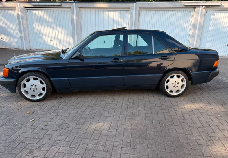 Mercedes Benz 190 2.6-Baujahr 1991-Blau-Fahrerseite-SSD