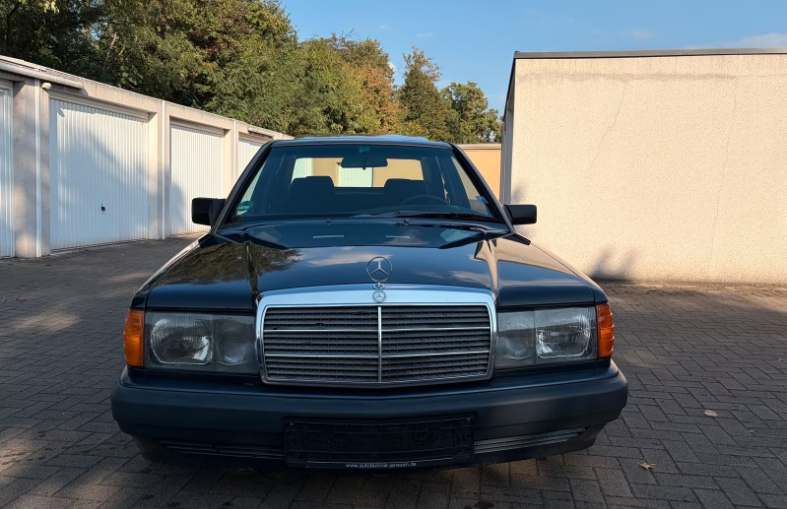 Mercedes Benz 190 2.6-Baujahr 1991-Blau-Front