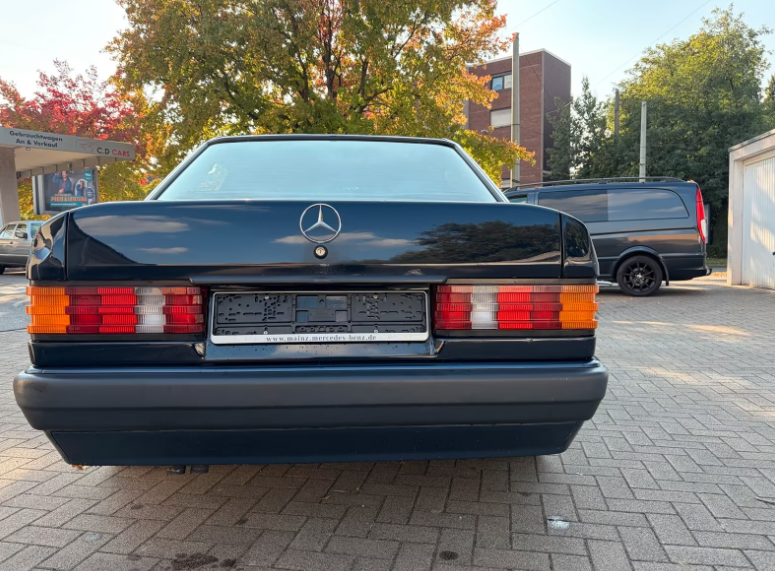 Mercedes Benz 190 2.6-Baujahr 1991-Blau-Heck
