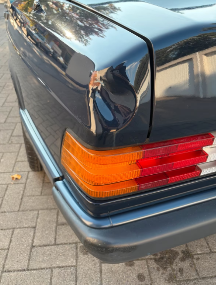 Mercedes Benz 190 2.6-Baujahr 1991-Blau-Heck-Beule