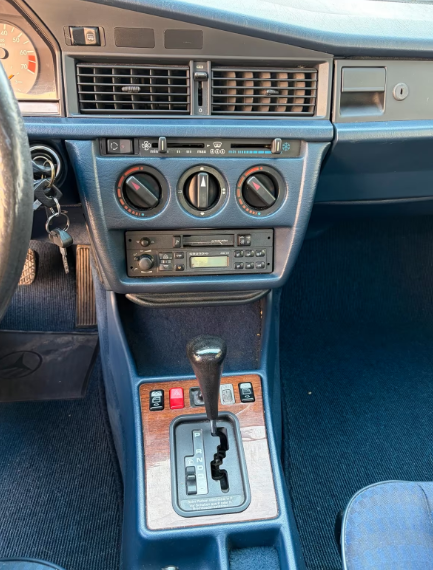 Mercedes Benz 190 2.6-Baujahr 1991-Blau-Schaltung Automatik