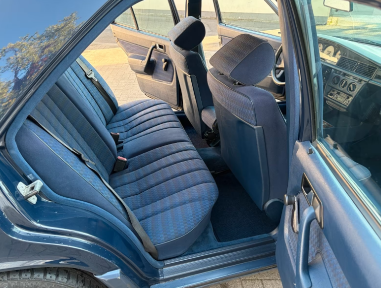 Mercedes Benz 190 2.6-Baujahr 1991-Blau-Sitze-Heck
