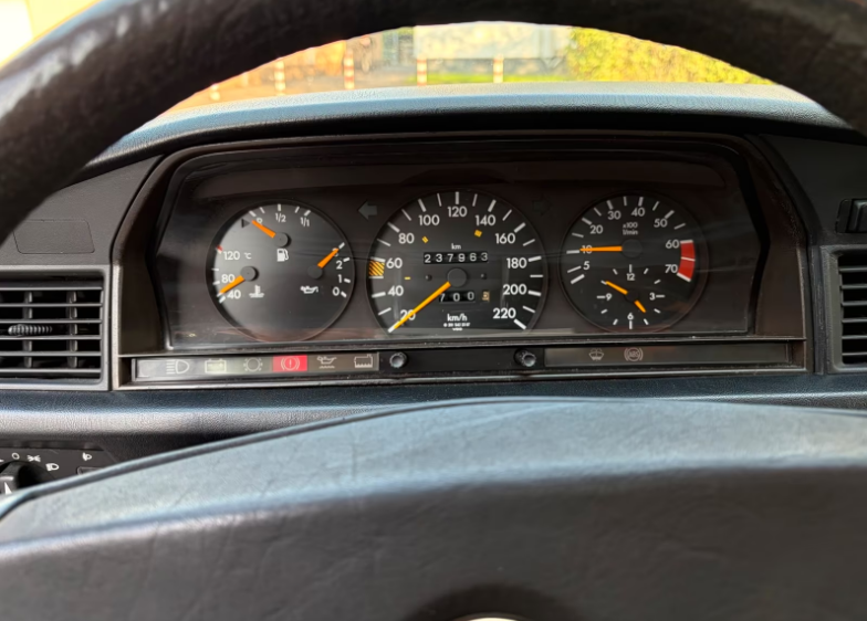 Mercedes Benz 190-Baujahr 1992-Innen-Tacho-Display