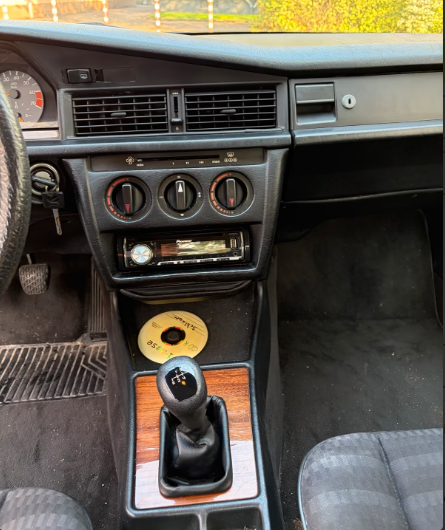 Mercedes Benz 190-Baujahr 1992-Innenausstattung-Schalter-Radio-Lüftung