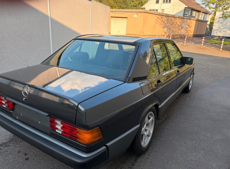 Mercedes Benz 190-Baujahr 1992-Schwarz-Heck-Beifahrerseite