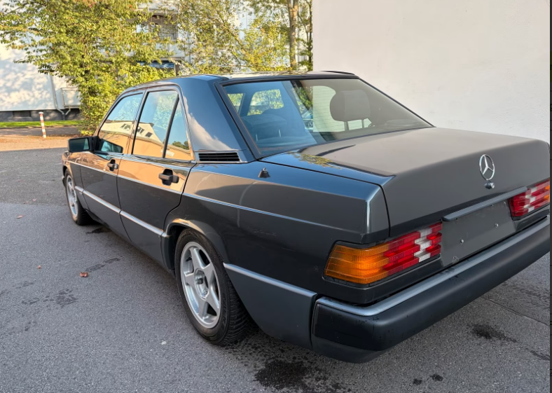 Mercedes Benz 190-Baujahr 1992-Schwarz-Heck-Fahrerseite