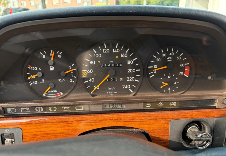 Mercedes Benz 300 SE W126-Baujahr 1990-Tacho-Display