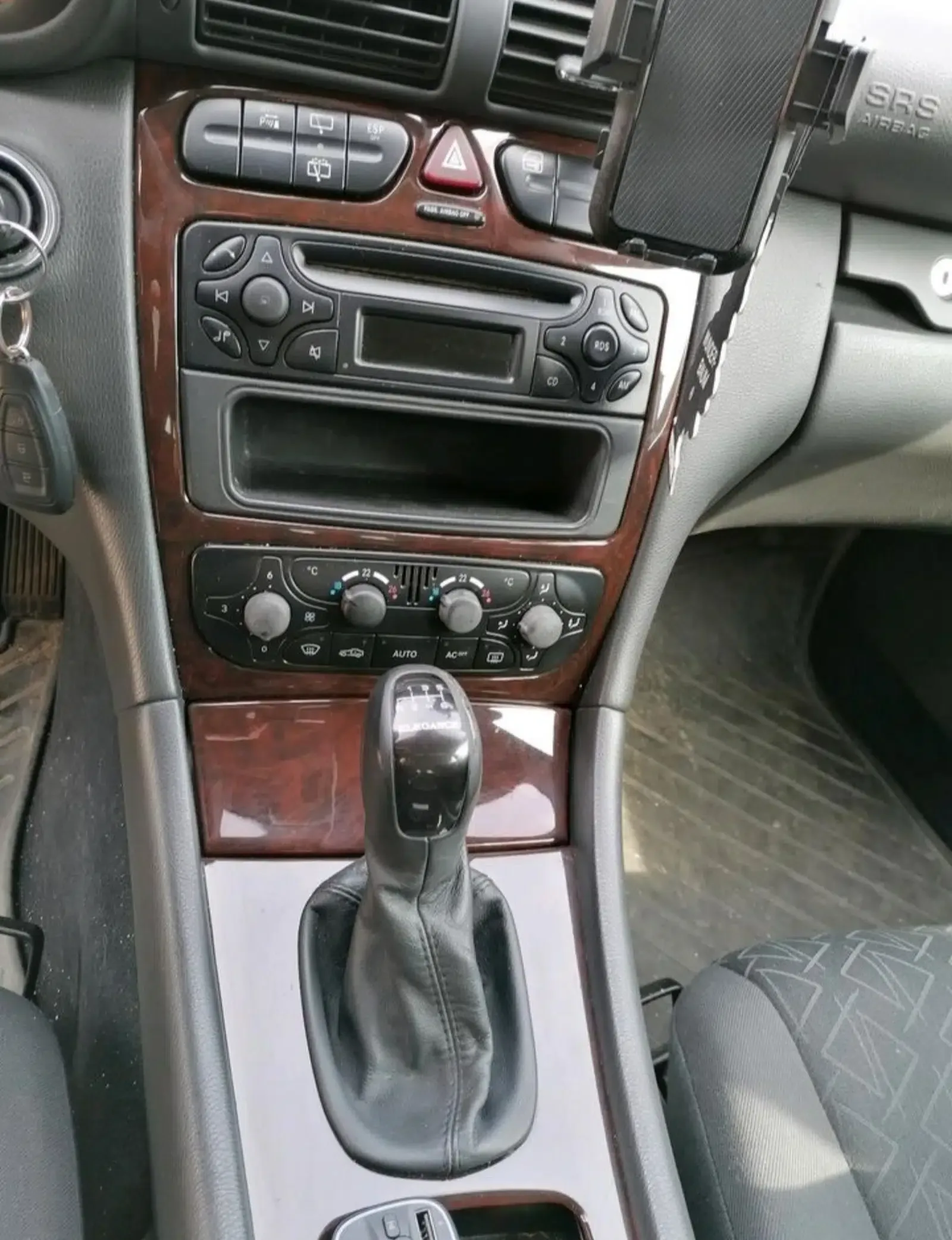 Mercedes Benz C 180 Kombi-Baujahr 2004-Ablage-Schalthebel-Knöpfe