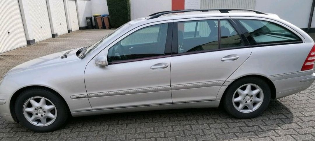 Mercedes Benz C 180 Kombi-Baujahr 2004-Silber-Fahrerseite
