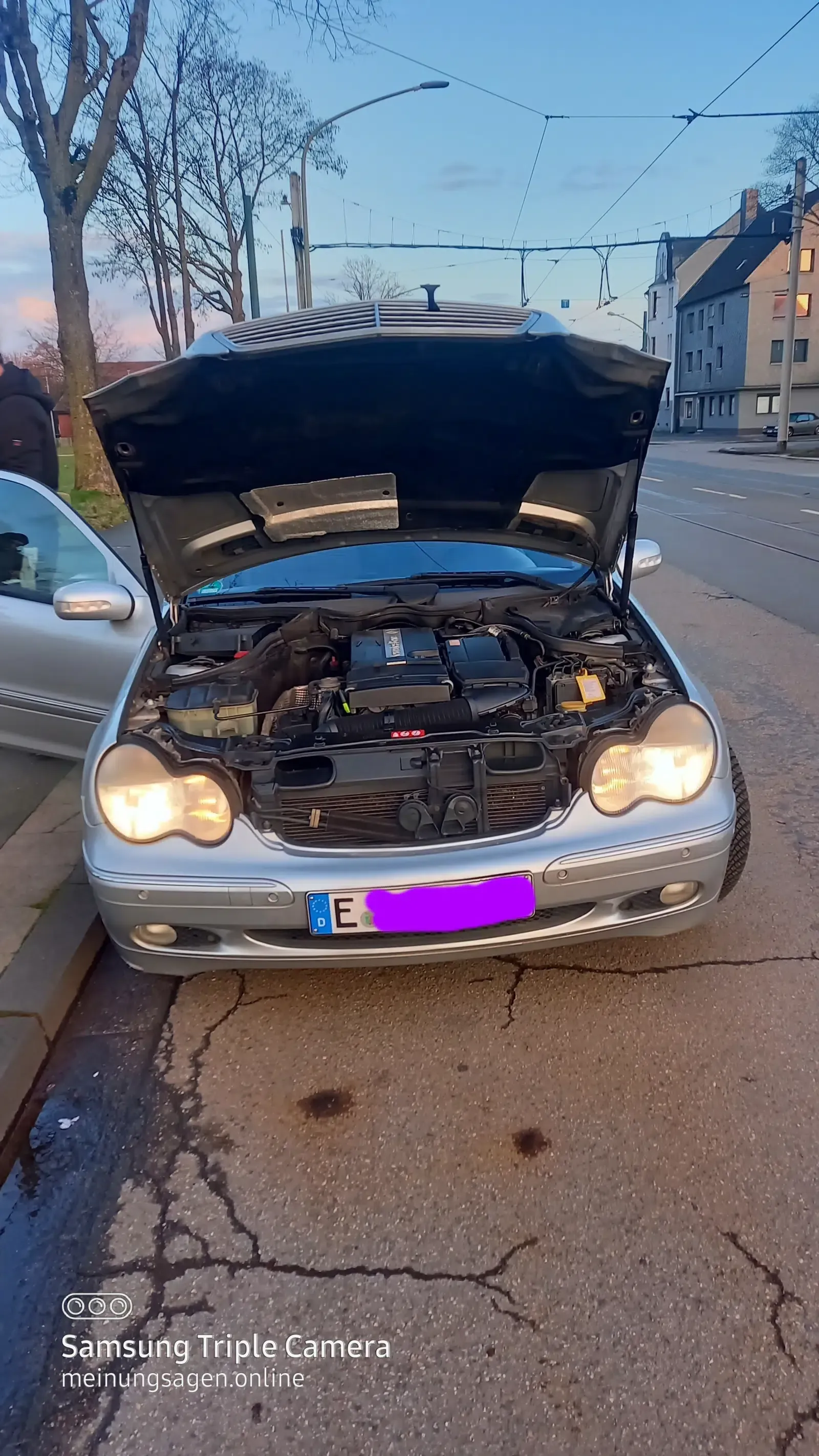 Mercedes Benz C 180 Kombi-Baujahr 2004-Silber-Front Motorhaube offen