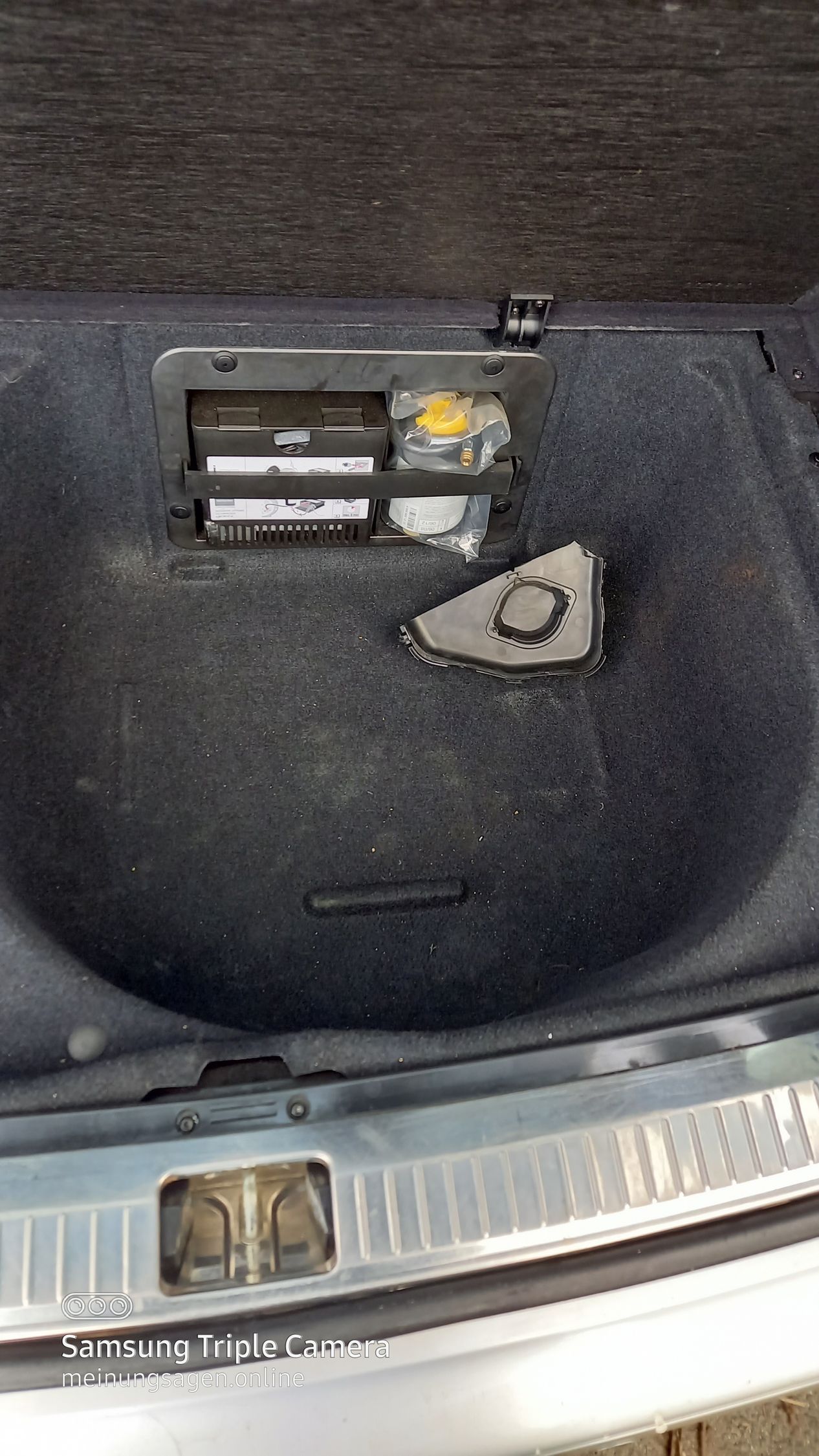 Mercedes Benz C 180 Kombi-Baujahr 2004-Silber-Kofferraum-Reserverad