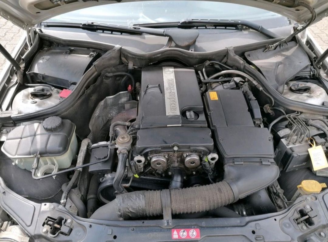 Mercedes Benz C 180 Kombi-Baujahr 2004-Silber-Motorraum