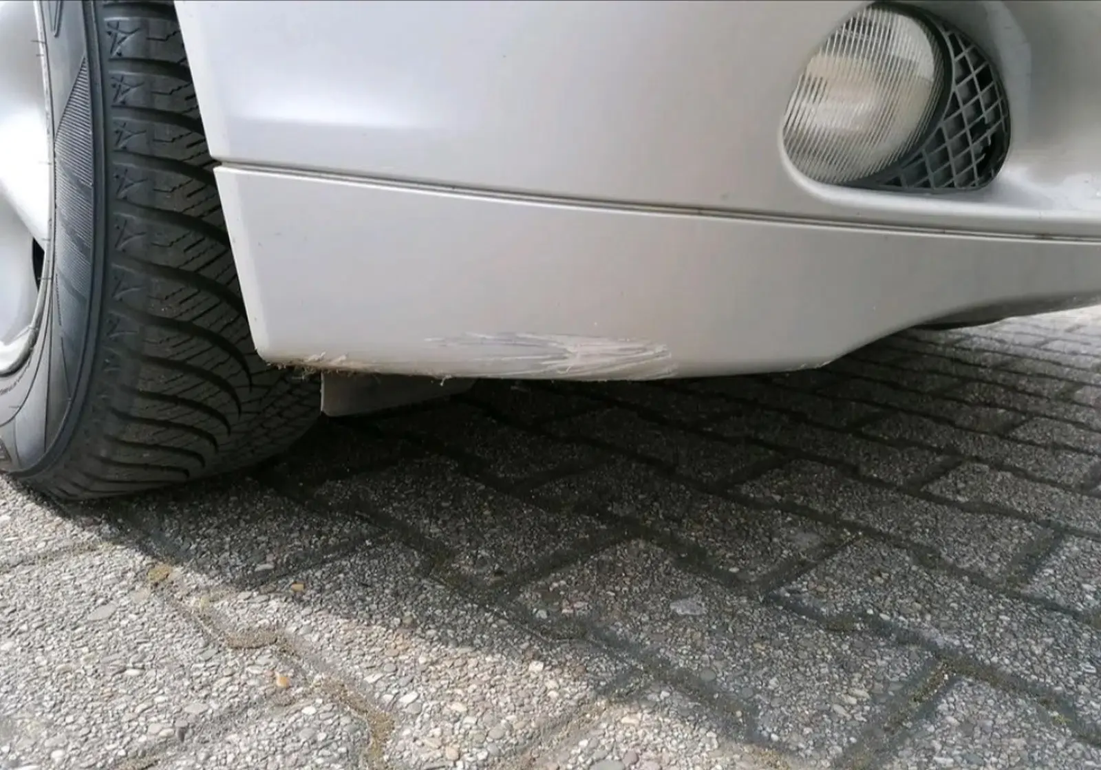 Mercedes Benz C 180 Kombi-Baujahr 2004-Silber-Nebelscheinwerfer-Kratzer