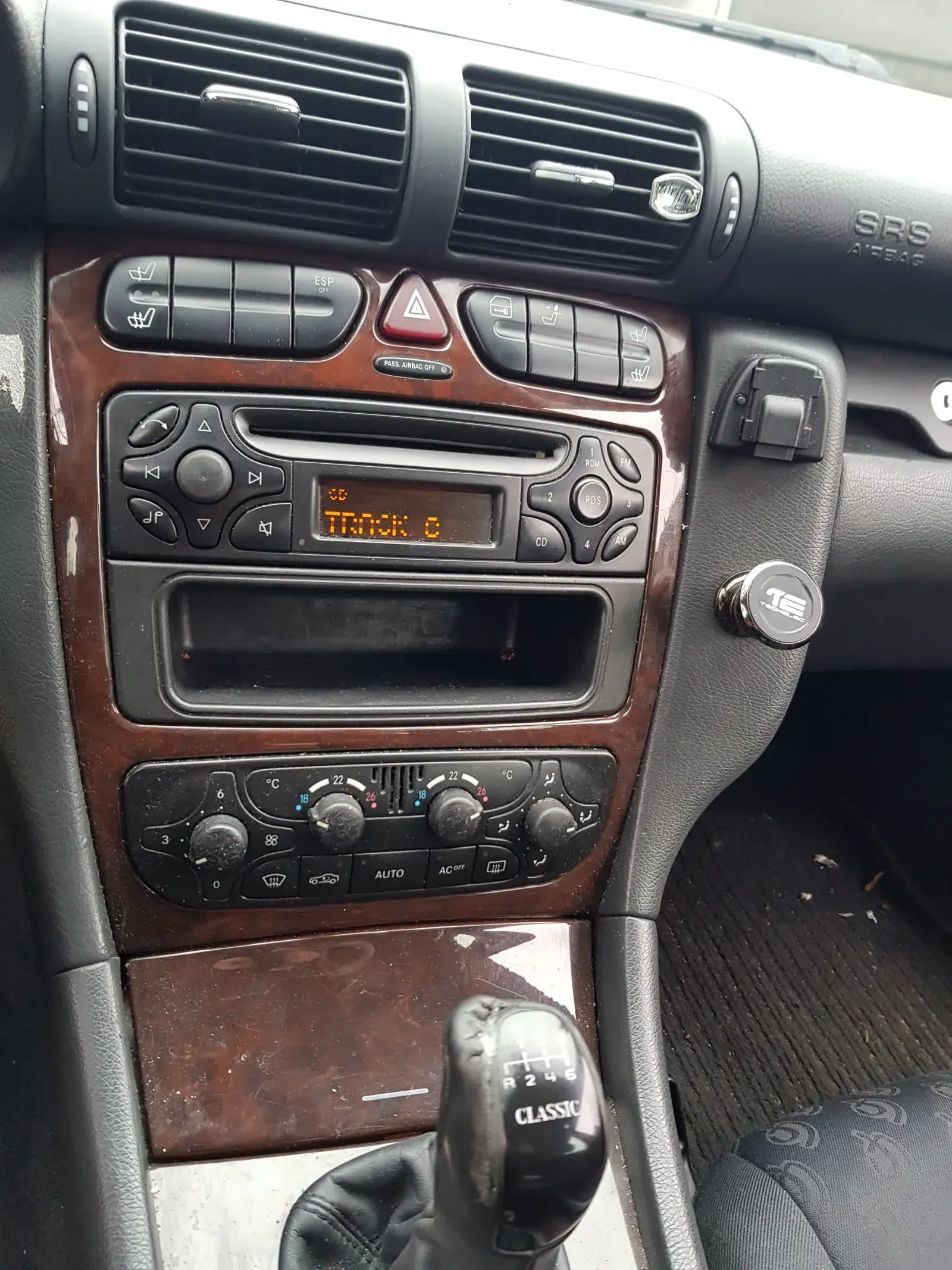 Mercedes Benz C180 Limousine-Baujahe 2002-Ablage-Schalthebel-Knöpfe-Lüftung