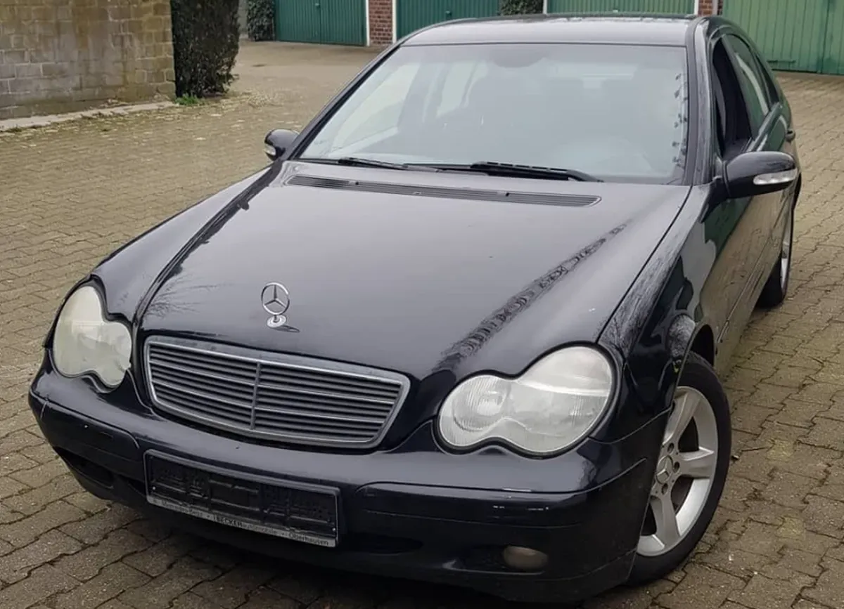 Mercedes Benz C180 Schwarz Baujahr 2002Limousine Front Alufelgen