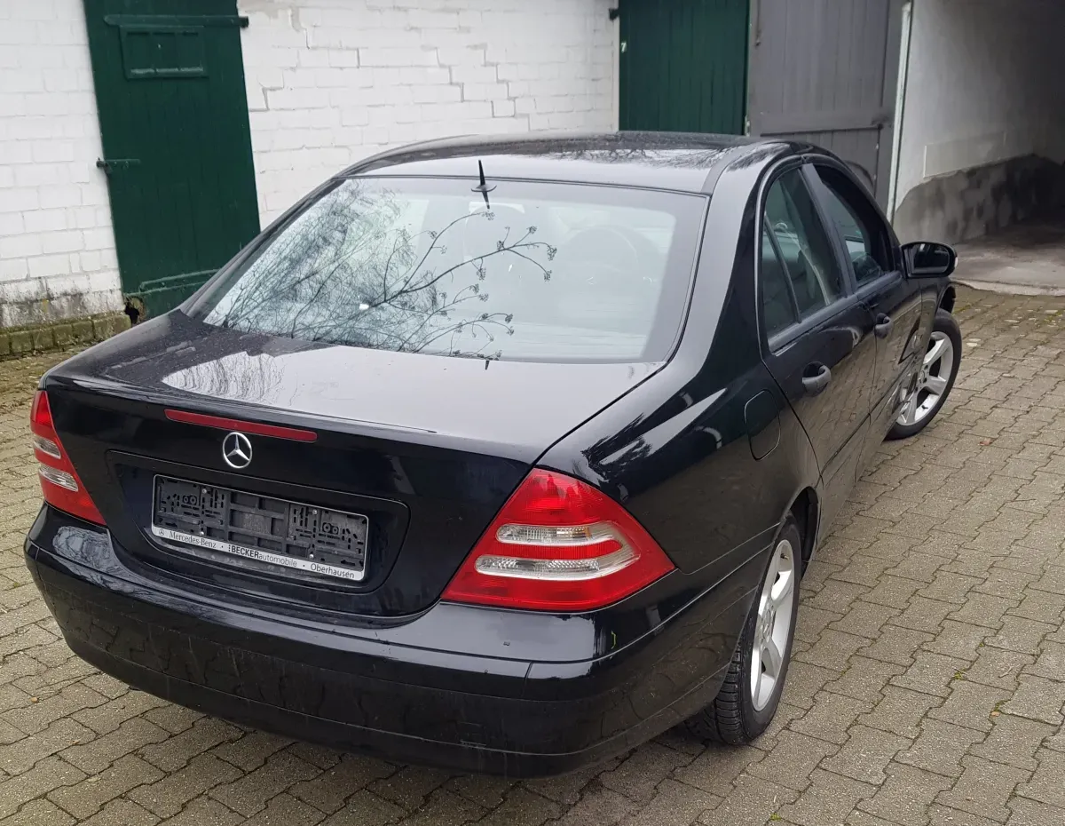 Mercedes Benz C180 Schwarz Baujahr 2002Limousine Heck und Beifahrerseite