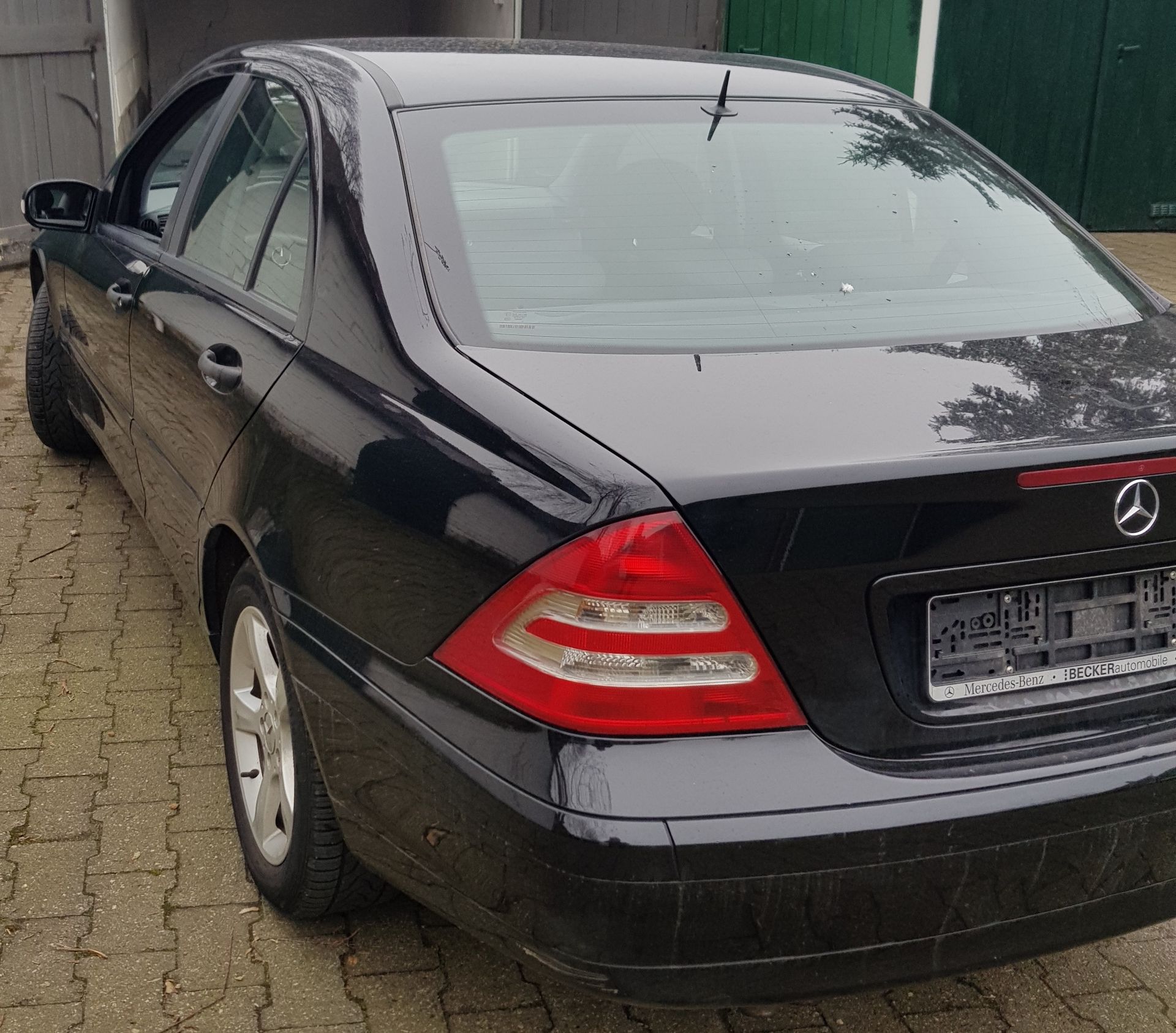 Mercedes Benz C180 Limousine-Baujahe 2002-Schwarz-Heck-Beifahrerseite