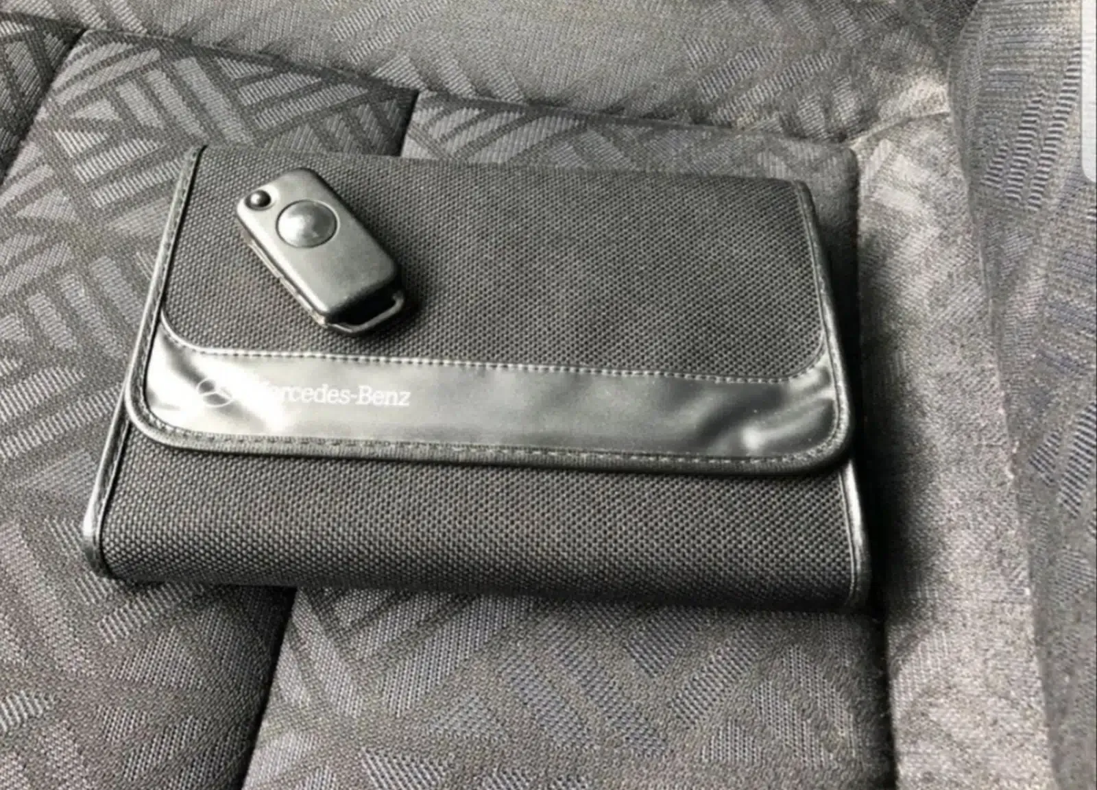 Mercedes Benz C180-Baujahr 1998-Limousine-Beifahrerseite-Fahrersitz-Bordmappe